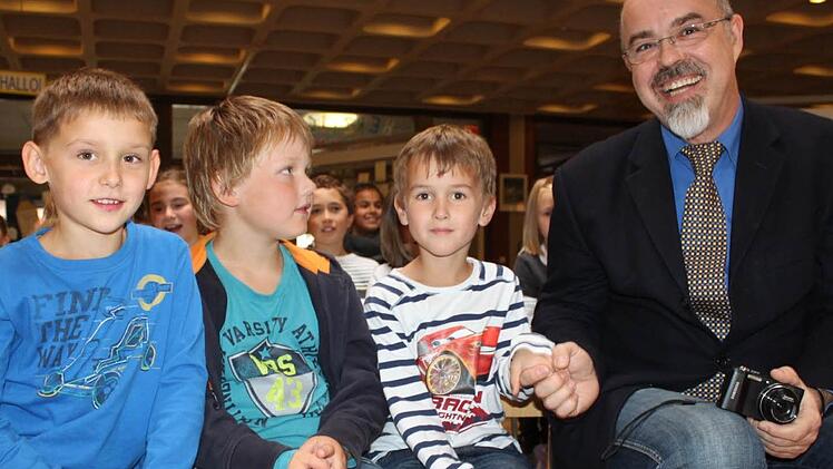 Er will der Schule einen neuen Impuls geben: Der neue Schulleiter Hans-Gerhard Neuberg mit einem Teil seiner Schützlinge. Foto: Veronika Schadeck