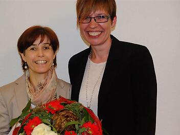 Vorsitzende Sandra Lenhard (rechts) bedankte sich bei der langjährigen Schriftführerin Wilma Schaub für deren treue Dienste. Foto: Gerd Schaar