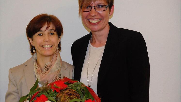 Vorsitzende Sandra Lenhard (rechts) bedankte sich bei der langjährigen Schriftführerin Wilma Schaub für deren treue Dienste. Foto: Gerd Schaar