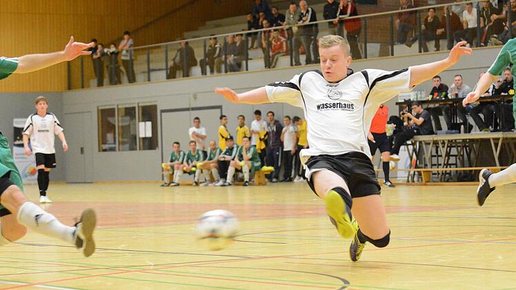 Szene aus dem Finalspiel des SV Garitz (in grün) gegen den FC Hammelburg (1:0). Foto: ssp