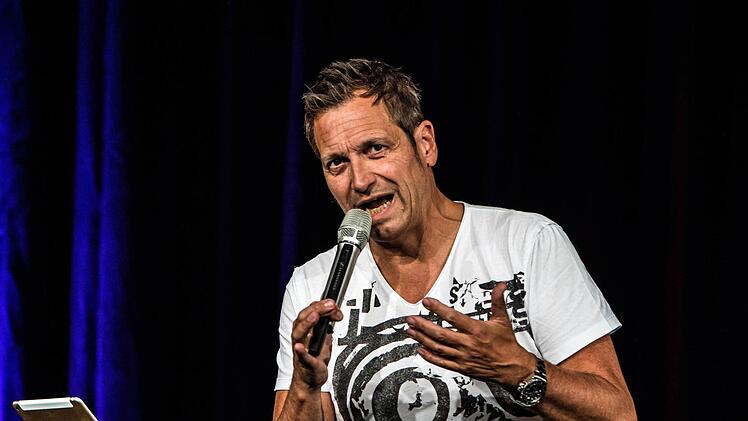 Wortgewandt und unterhaltsam : Dieter Nuhr gastierte im Coburger Kongresshaus. Foto: Jochen Berger