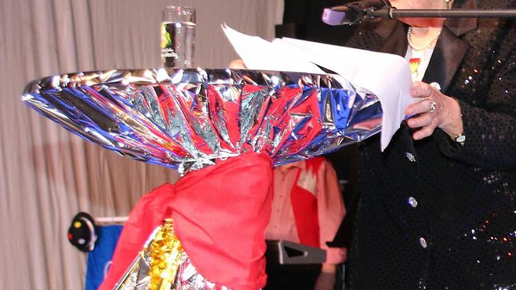 Mit dem Jubiläums-Hausorden "33" wurde Ehrensenatorin Lieselotte Engemann nach ihrem Auftritt bei der Jubiläumsgala ausgezeichnet. Über den Beitrag der "Grande Dame des Karnevals" freuten sich (von links): Sitzungspräsident Christian Brettschneider, 2. Vorsitzender Matthias Goer, 1. Vorsitzender Michael Forkel und Landrat Michael Busch. Foto: Bettina Knauth