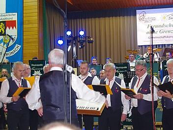 Eine große Bereicherung des Konzerts war unter anderem der Männerchor Cäcilia Wilhelmsthal. Foto: Heike Schülein