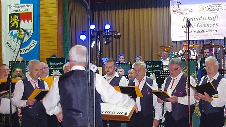 Eine große Bereicherung des Konzerts war unter anderem der Männerchor Cäcilia Wilhelmsthal. Foto: Heike Schülein