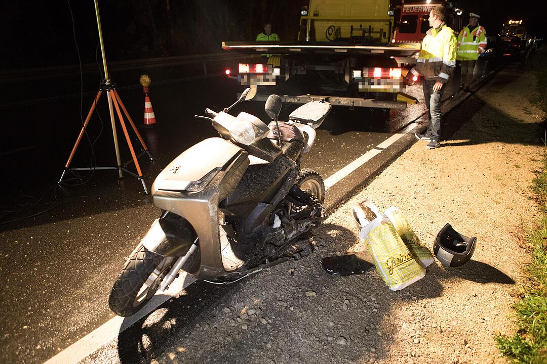 Rollerfahrer wird von Auto erfasst und stirbt