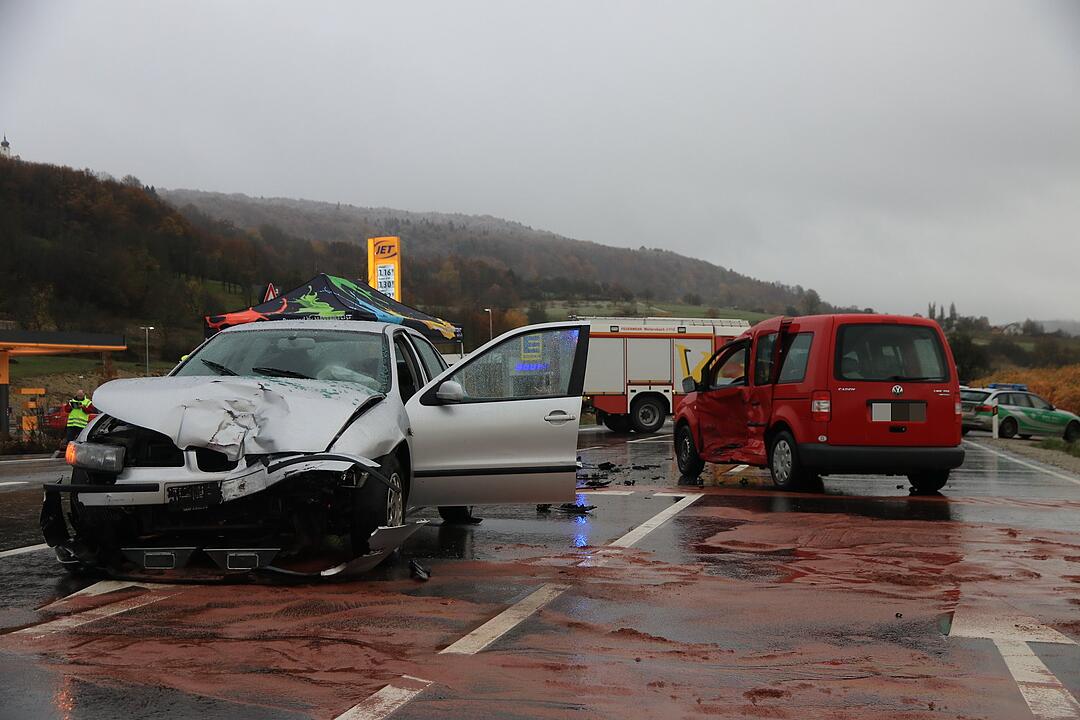 Mehrere Verletzte bei Unfall auf B470
