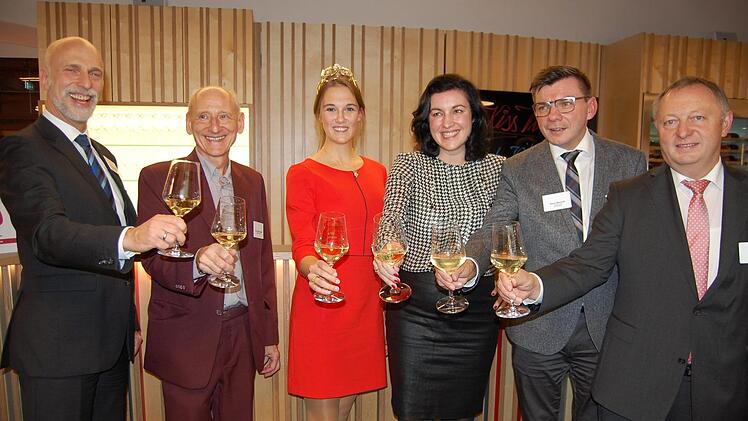 OB Kay Blankenburg (von links), Dr. Joachim Galuska, die  fränkische Weinkönigin Silena Werner, Dorothee Bär (Parl. Staatssekretärin), Hammelburgs Bürgermeister Armin Warmuth, und  Landrat Thomas Bold  Sigismund von Dobschütz