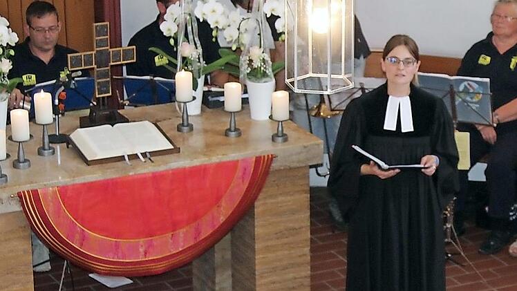 Pfarrerin Tabea Richter übergab eines der fünf neuen Paramente seiner Bestimmung. Fotos: Paul Frömel