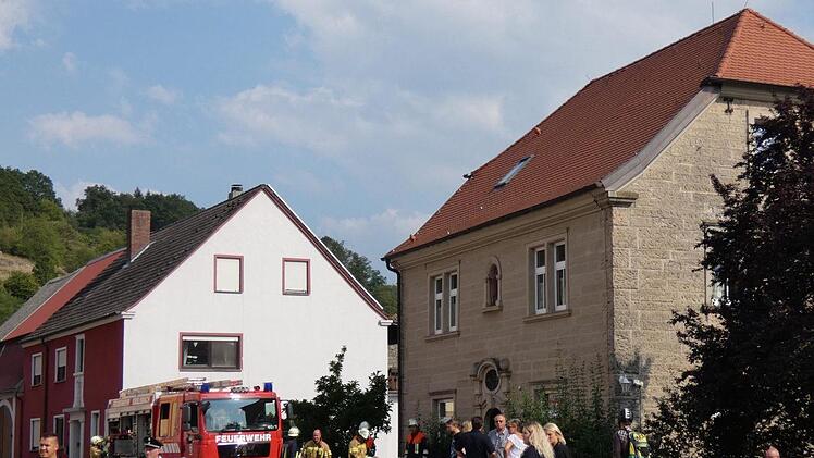 Des ehemalige Pfarrhaus in Steinbach, das als Jugendhaus genutzt wird, war das Brandobjekt beim Gemeindefeuerwehrtag Ebelsbach. Foto: Christian Licha