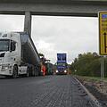 Die Bauarbeiten f&uuml;r die Fahrbahnsanierung laufen auf Hochtouren.- Foto: Berthold K&ouml;hler