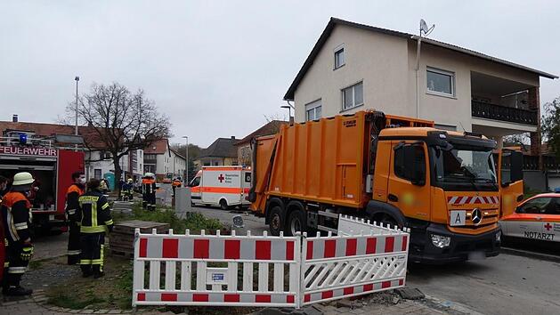 An der Unfallstelle: Unter dem Entsorgungsfahrzeug wurde der 49-jährige Mitarbeiter eingeklemmt und lebensgefährlich verletzt. Christian Licha