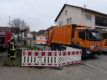 An der Unfallstelle: Unter dem Entsorgungsfahrzeug wurde der 49-j&auml;hrige Mitarbeiter eingeklemmt und lebensgef&auml;hrlich verletzt. Christian Licha