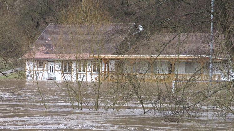 Beträchtliche Schäden am und im Sportheim des SV Morlesau hinterließ das Jahrhundert-Hochwasser.Archiv SV Morlesau