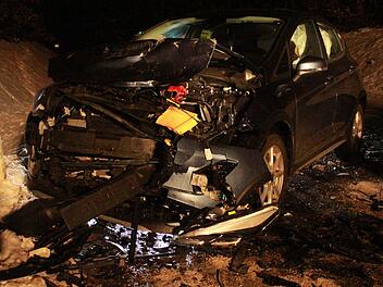 Autos kollidieren frontal miteinander: Eine Person verletzt