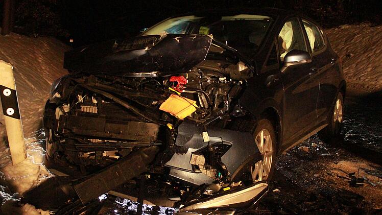 Autos kollidieren frontal miteinander: Eine Person verletzt