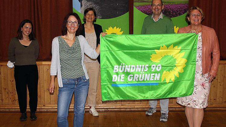Einen Ortsverband gründete Bündnis 90/die Grünen. Sprecherin ist Britta Söpper (2. von links). Beisitzer wurde Wolfgang Hofmann (2. von rechts), Schriftführerin Kirsten Hofmann (rechts). Mit dabei die Bundestagsabgeordnete Manuela Rottmann (3.v.l.) und Stadträtin Veronika Richler-Yazeji (links).