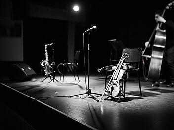Mikrofon und Musikinstrumente auf der Bühne eines Jazzclubs