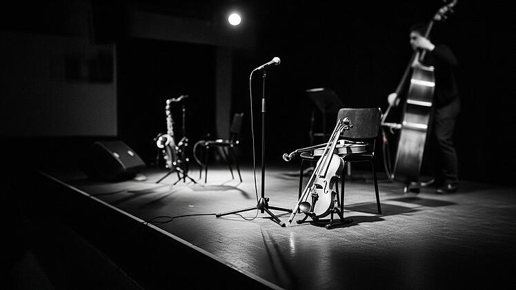 Mikrofon und Musikinstrumente auf der Bühne eines Jazzclubs