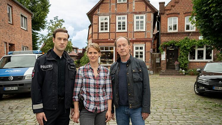 Stiller (Ulrich Noethen, rechts) ermittelt mit seinen Kollegen Kira Engelmann (Bettina Burchard) und  Oliver Klasen (Malte Thomsen) im fünften "Wendland"-Fall.