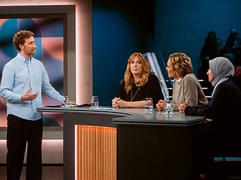 Hart aber fair Emotionale Debatte bei "Hart aber fair", von links: Moderator Louis Klamroth, Yvonne Lissel, Caren Miosga und Dilek Erusta.