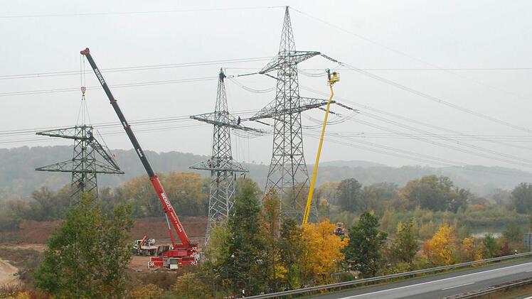 Dreimaster:  Der große rechts gehört Tennet (380 kV), die beiden kleinen Eon (110 kV) - links der alte, in der Mitte der neue Lei(s)tungsträger.