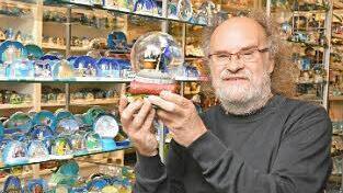 Vor seiner Sammlung: Josef Kardinal in seinem Haus in Nürnberg.