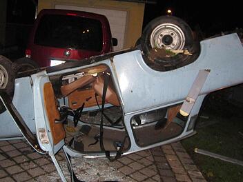Kurios: Am 23. August landete dieser Trabi bei einer Speicherzerin im Vorgarten. Der 20-jährige Fahrer erlitt nur leichte Blessuren. Foto: Polizei