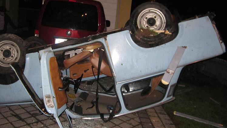Kurios: Am 23. August landete dieser Trabi bei einer Speicherzerin im Vorgarten. Der 20-jährige Fahrer erlitt nur leichte Blessuren. Foto: Polizei