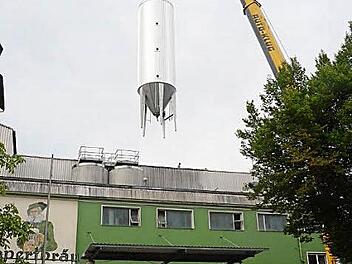 Das acht Tonnen schwere Edelstahl-Monster wurde von luftiger Höhe aus von einem 200-Tonnen-Kran über eine Dachluke in die Lagerhalle gehievt. Foto: Karl-Heinz Hofmann