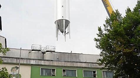 Das acht Tonnen schwere Edelstahl-Monster wurde von luftiger Höhe aus von einem 200-Tonnen-Kran über eine Dachluke in die Lagerhalle gehievt. Foto: Karl-Heinz Hofmann