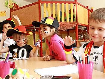 Es wird gebasteln, gewerkelt, gemalt - das Team "Kleine Strolche" im Kindergarten in Winkels ist für alle Fan-Eventualitäten gerüstet.  Fotos: Carmen Schmitt