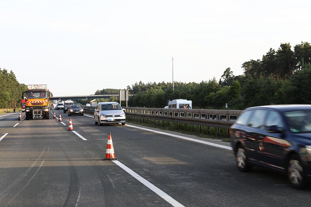Kampf gegen die Zeit: Vollbeladener Autotransporter ŸberschlŠgt sich auf der A9 - Feuerwehr braucht anderthalb Stunden, um eingeklemmten Fahrer zu befreien