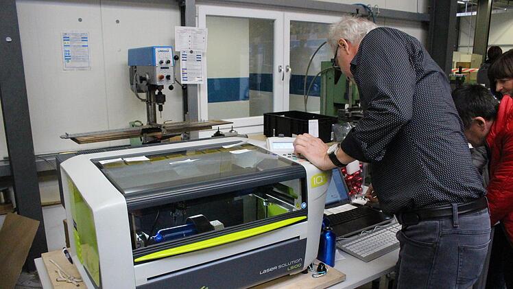 Mit einem Lasergerät konnten sich die Besucher Trinkflaschen beschriften lassen.   Yannick Hupfer