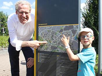 Bürgermeister German Hacker und Jungbürger Sebastian sind von der Stele begeistert. Und sie sind sich einig: Hier wird auf Augenhöhe miteinander umgegangen. Fotos: Michael Busch