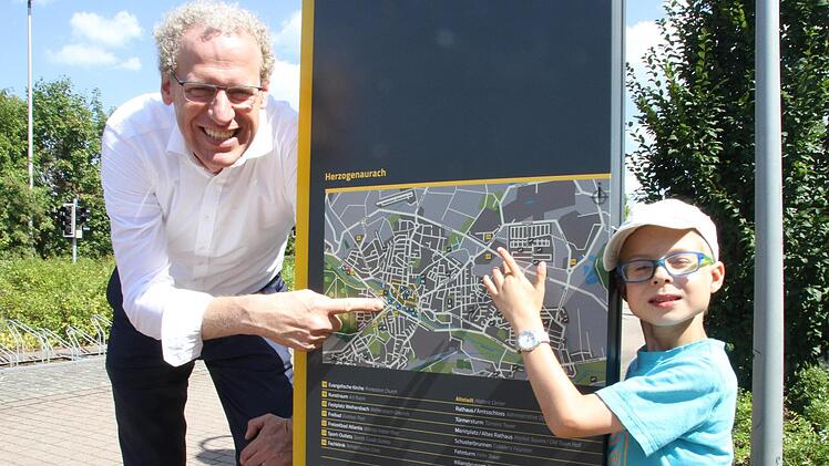 Bürgermeister German Hacker und Jungbürger Sebastian sind von der Stele begeistert. Und sie sind sich einig: Hier wird auf Augenhöhe miteinander umgegangen. Fotos: Michael Busch