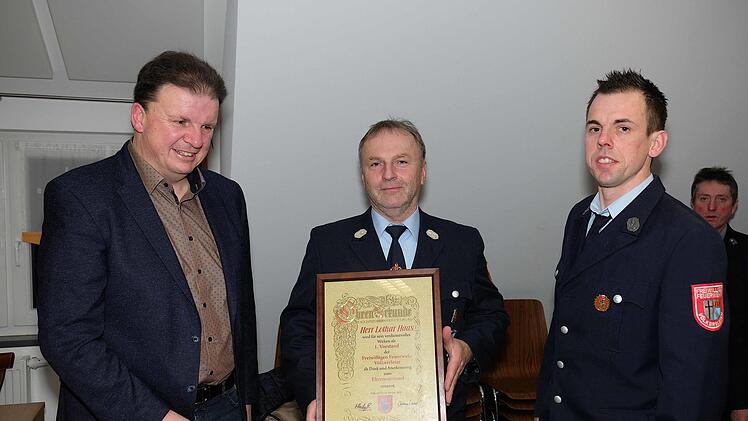 Lothar Haas (Mitte) wurde zum Ehrenvorsitzenden des Feuerwehrvereins Völkersleier ernannt. Es gratulierten zweiter Bürgermeister Roland Brönner (links) und Vorsitzender Christian Winter.Gerd Schaar