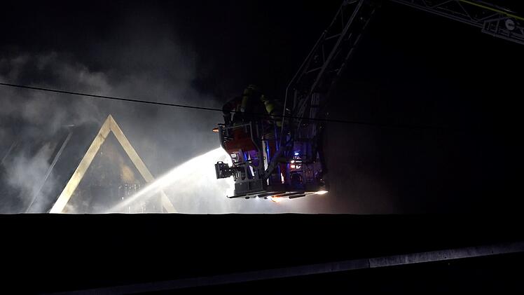 Helmbrechts: Gro&szlig;brand in Geb&auml;udekomplex - &uuml;ber 100 Feuerwehrleute im Einsatz