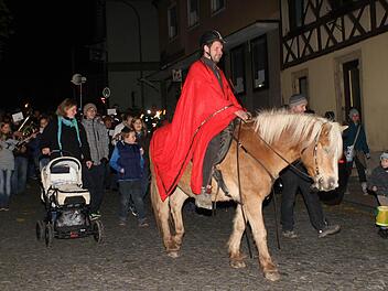 Natürlich führte St. Martin auf dem Pferd (Harald Graser) den großen Martinszug an. Foto: gg