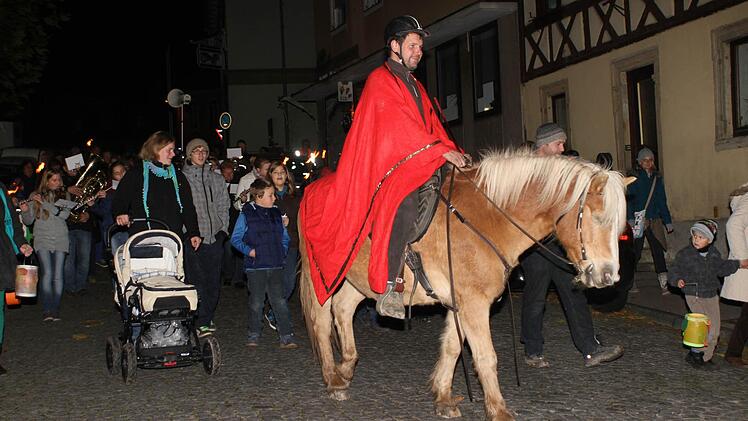 Natürlich führte St. Martin auf dem Pferd (Harald Graser) den großen Martinszug an. Foto: gg