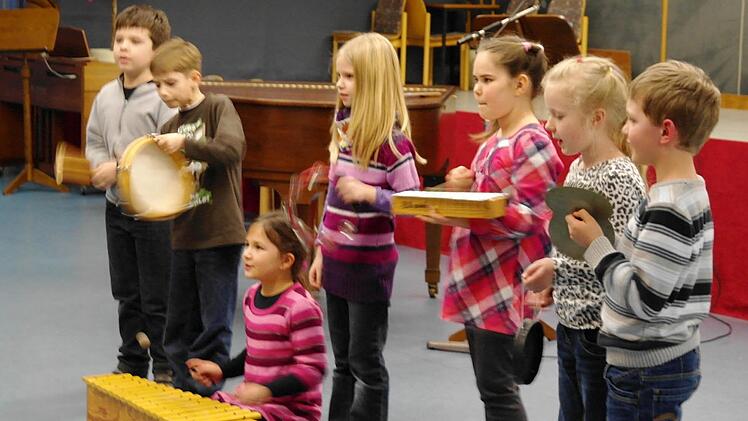 Die WIM-Kinder gaben den Startschuss des Dank-Konzertes. Von dem Geld wird u.a. ein Bass-Xylophon für die WIM-Kinder angeschafft.