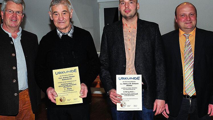 Für herausragende Jahrgangsleistungen wurden Thomas Erlmann (Zweiter von rechts) und Edwin Schramm ausgezeichnet.