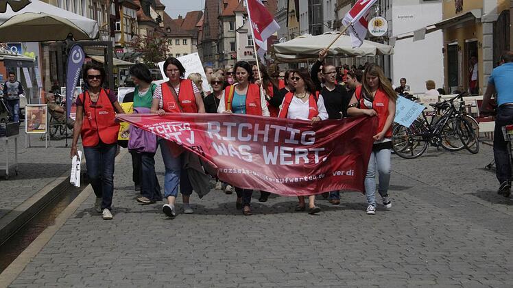 Die Erzieherinnen gehen auf die Straße. Sie fordern mehr Anerkennung und mehr Geld.  Foto: Josef Hofbauer