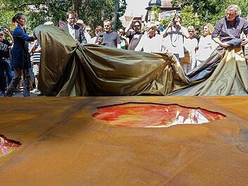 Die Enthüllung des Mahnmals Foto: Matthias Hoch