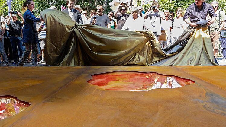 Die Enthüllung des Mahnmals Foto: Matthias Hoch