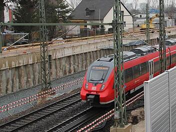 Damit der Schallschutz gewährleistet werden kann, sind bis zu fünf Meter hohe Lärmschutzwände wie hier in Erlangen notwendig. Foto: Deutsche Bahn