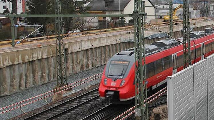 Damit der Schallschutz gewährleistet werden kann, sind bis zu fünf Meter hohe Lärmschutzwände wie hier in Erlangen notwendig. Foto: Deutsche Bahn