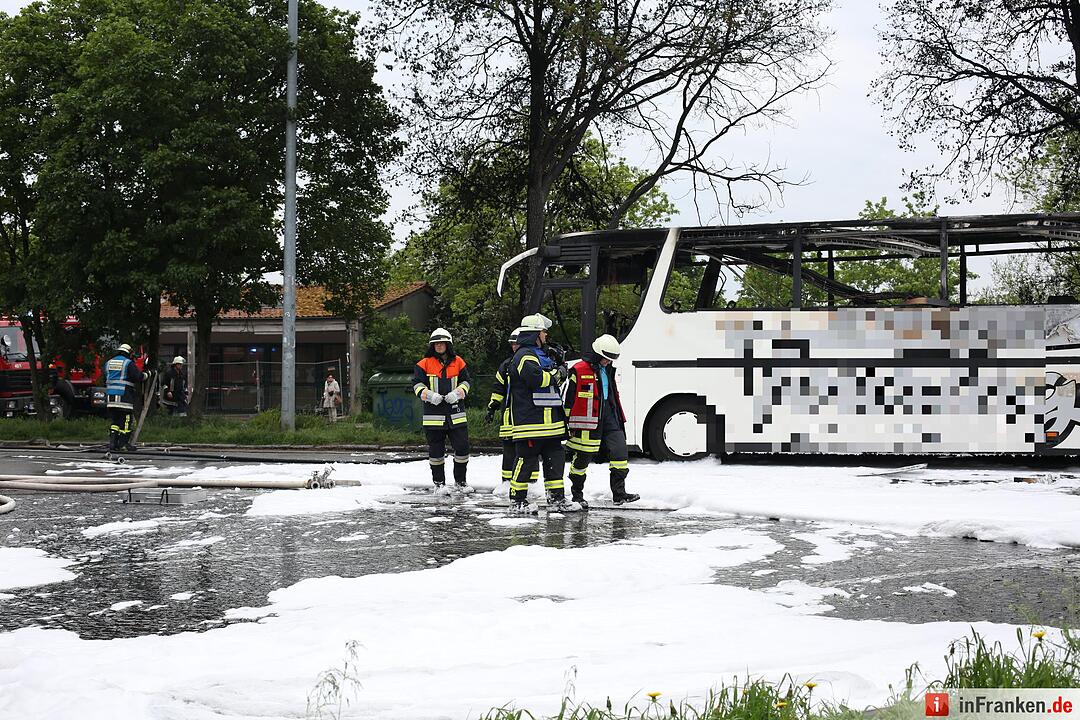 Reisebus brennt auf A3 bei Schlüsselfeld ab
