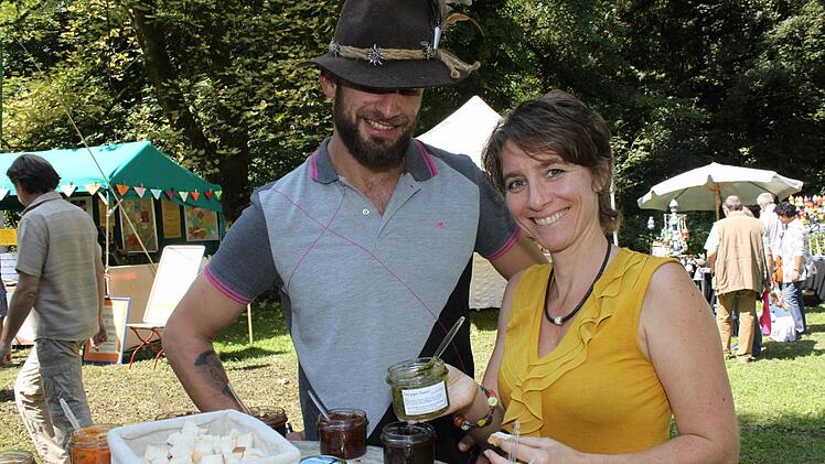 Katrin Pöhlmann (r.) verkaufte einen selbst gemachten Brotaufstrich mit ungewöhnlichem Namen.