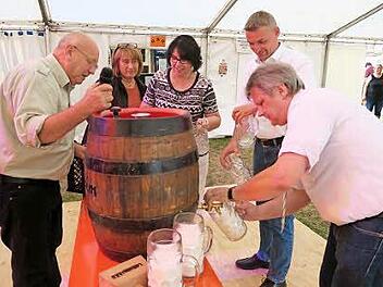 Ogstochn is - doch zunächst kam nur Schaum (von links): Edmund Scheidel, Gabi Klaußner, Ute Salzner, Markus Franke und Norbert Walter. Man nahm es mit Humor. Foto: Johanna Blum