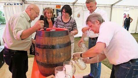 Ogstochn is - doch zunächst kam nur Schaum (von links): Edmund Scheidel, Gabi Klaußner, Ute Salzner, Markus Franke und Norbert Walter. Man nahm es mit Humor. Foto: Johanna Blum